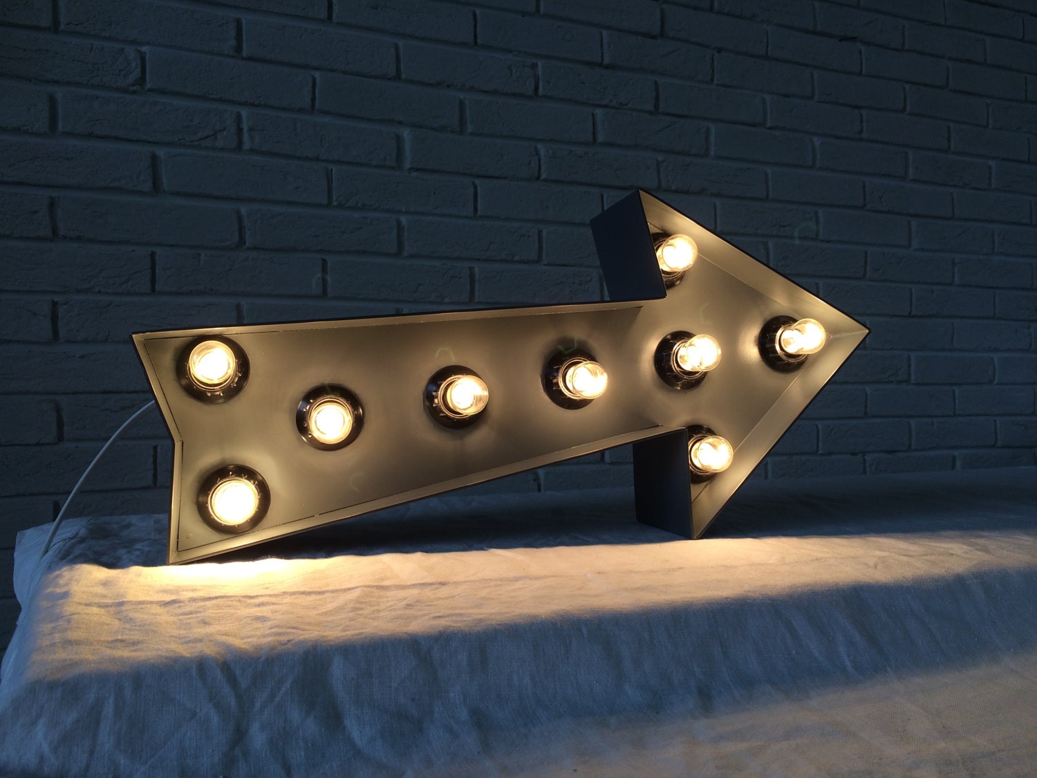 Lighted Arrow Sign for sale Only 4 left at 75