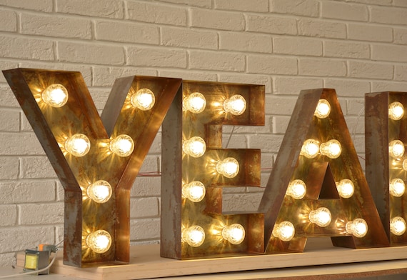 LETRAS GIGANTES de pvc blanco, con luces vintage. - La Marquesita