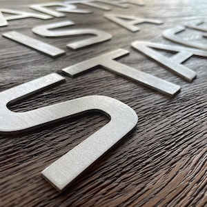 Kleine oder große Metallbuchstaben, Buchstaben aus gebürstetem Aluminium, glänzende Aluminiumbuchstaben, Metallbuchstaben und Zahlen in gebürsteter Ausführung oder lackiert