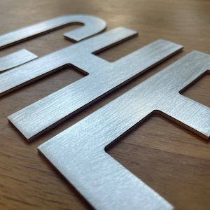 Letras grandes o pequeñas de aluminio cepillado, letras recortadas personalizadas, letras interiores exteriores, letras modernas de metal pintado con recubrimiento en polvo