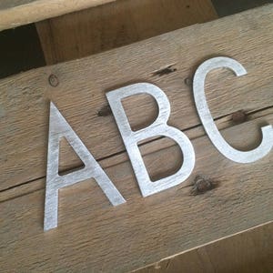 Letras metálicas pequeñas Letras metálicas grandes Letrero metálico Letras metálicas Números metálicos Números y letras Letras metálicas
