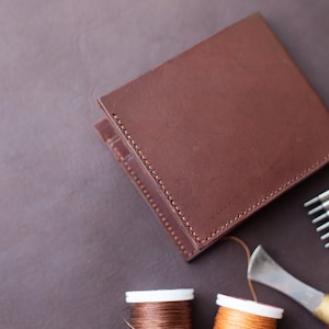 Portafoglio bifold in pelle conciata al vegetale color cioccolato stile minimal marrone scuro 4 slot per carte 1 banconota