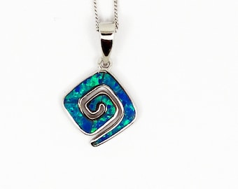 Könnte beinhalten: Eine silberne Kettenkette mit einem blauen und grünen Opal-Anhänger mit Spiraldesign.