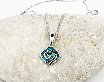 Könnte beinhalten: Eine silberne Kettenkette mit einem blauen und grünen Opal-Anhänger mit einem Spiraldesign.