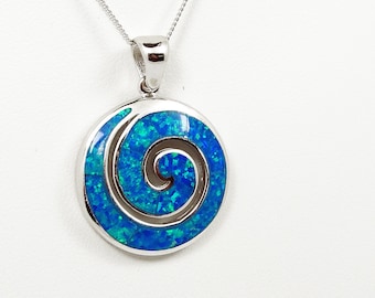 Könnte beinhalten: Eine silberne Halskette mit einem blauen Opal-Anhänger mit Spiralmuster.