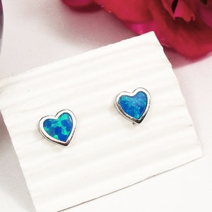 Blauer Feueropal Herz Ohrstecker, schmuck aus Griechenland