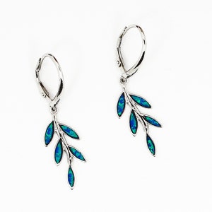 Könnte beinhalten: Ein Paar silberne Ohrhänger mit blauen Opalblättern. Die Ohrringe haben ein schlichtes Ringdesign und zeigen einen zarten Zweig mit mehreren Blättern.
