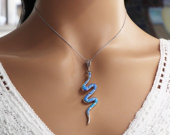 Pendentif serpent grec avec opale bleue, bijoux en argent faits main, collier serpent bohème, breloque serpent opale bleue, bijoux faits main de Grèce