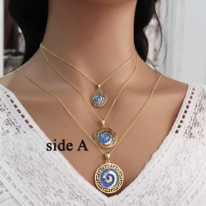 Könnte beinhalten: Drei goldene Halsketten mit blauen und goldenen Anhängern. Die Anhänger zeigen ein Spiraldesign in einem Kreis mit einem griechischen Schlüsselrand. Der Text "Seite A" ist im Bild sichtbar.