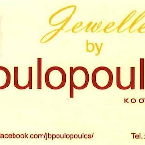 Puede incluir: Una tarjeta de visita para una joyer&iacute;a llamada "Jewellery by Poulopoulos". La tarjeta es amarilla con letras rojas y doradas. El sitio web de la tienda se indica como "https://www.facebook.com/jbpoulopoulos/" y el n&uacute;mero de tel&eacute;fono es 22840 22590.