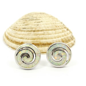 Könnte beinhalten: Ein Paar silberne Ohrstecker mit einem weißen Opal-Wirbelmuster.