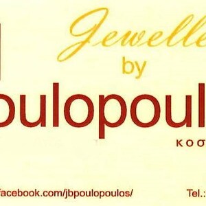 Op de afbeelding: Een visitekaartje voor een juwelierszaak genaamd "Jewellery by Poulopoulos". De kaart is geel met rode en gouden letters. De website van de zaak is vermeld als "https://www.facebook.com/jbpoulopoulos/" en het telefoonnummer is 22840 22590.