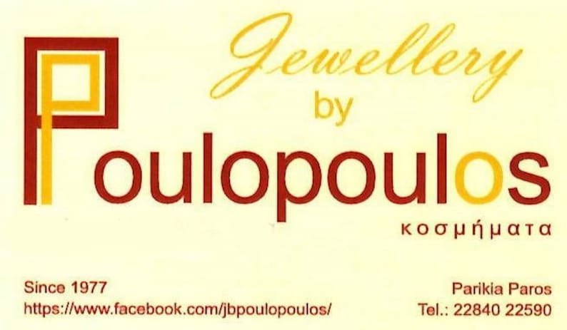 Op de afbeelding: Een visitekaartje voor een juwelierszaak genaamd "Jewellery by Poulopoulos". De kaart is geel met rode en gouden letters. De website van de zaak is vermeld als "https://www.facebook.com/jbpoulopoulos/" en het telefoonnummer is 22840 22590.