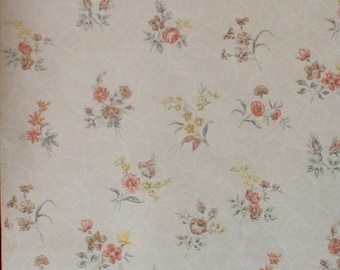 Puede incluir: Un papel tapiz vintage con un patrón repetitivo de pequeñas flores rosas y naranjas sobre un fondo crema.