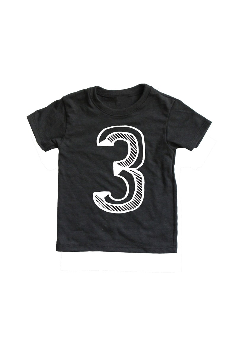 3, noir et blanc, chemise troisième anniversaire, chemise numéro trois, chemise 3, tenue 3e anniversaire, chemise anniversaire fille/garçon, t-shirt trois image 1