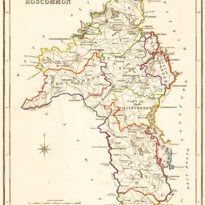 Puede incluir: Un mapa antiguo de Roscommon, Irlanda, con fronteras y nombres de lugares detallados. El mapa está impreso en papel color crema con líneas marrones, rojas y amarillas. El mapa está titulado "Roscommon" en la esquina superior izquierda.
