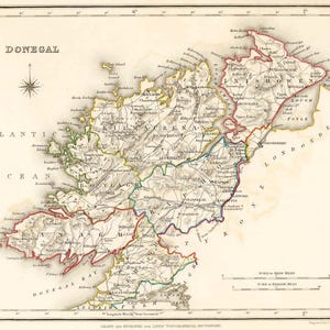 Può includere: Una mappa antica della contea di Donegal, Irlanda, con un contorno dettagliato dei confini della contea e delle aree circostanti. La mappa è stampata su carta color crema con linee e testo in marrone, verde e rosso. La mappa include una rosa dei venti e una scala in miglia irlandesi e inglesi.