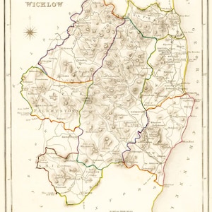Puede incluir: Mapa antiguo del condado de Wicklow, Irlanda, con detalles geográficos y nombres de lugares. El mapa incluye una rosa de los vientos, una escala en millas y está enmarcado con un borde decorativo. El mapa está en tonos beige, marrón y verde.