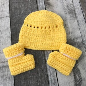 Yellow Baby Crochet Hat and Booties, Newborn Baby Crochet Hat and Booties, Baby Shower Newborn Gift Set, Yellow Crochet Baby Beanie/Booties