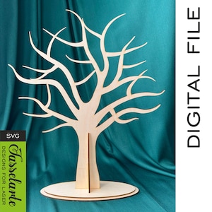 Puede incluir: Un soporte para joyas de madera con forma de árbol con un acabado de madera natural. El soporte tiene una base circular y un tronco alto y delgado con ramas que se extienden de forma simétrica. Las ramas están diseñadas para sostener pendientes, collares u otras joyas.
