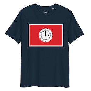Op de afbeelding: Marineblauwe t-shirt met een rood rechthoekig ontwerp met een witte klok. De klok geeft 3 uur aan. Het shirt is gemaakt van een zacht materiaal en heeft een klassieke ronde hals.