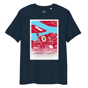 Könnte beinhalten: Marineblaues T-Shirt mit einer Grafik des Riverside Stadium in Middlesbrough, England. Das Design ist eine kartenartige Illustration in Rot und Blau, mit dem Stadionnamen darunter.