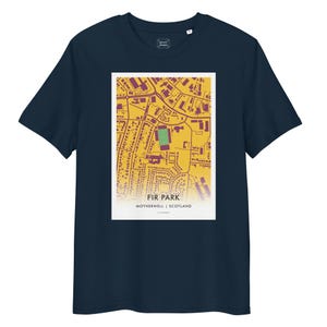 Puede incluir: Camiseta azul marino con un diseño gráfico rectangular que muestra un mapa de Fir Park, Motherwell, Escocia. El mapa es en tonos amarillos y granates, con el texto "FIR PARK" y "MOTHERWELL | SCOTLAND" debajo.