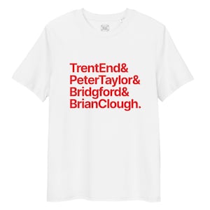 Könnte beinhalten: Weißes T-Shirt mit rotem Text. Der Text lautet: TrentEnd & PeterTaylor & Bridgfod & BrianClough. Das T-Shirt hat einen Rundhalsausschnitt und kurze Ärmel. Das T-Shirt besteht aus einem weichen Material.