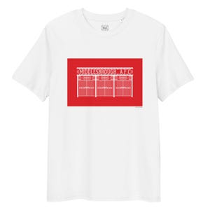 Könnte beinhalten: Weißes T-Shirt mit rotem Rechteck-Design. Das Design zeigt eine weiße Grafik eines Stadiontors und den Text "MIDDLESBROUGH AFC". Das Shirt besteht aus einem weichen Material und hat einen Rundhalsausschnitt.