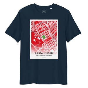 Può includere: T-shirt blu navy con un design rettangolare bianco. Il design mostra una mappa rossa e bianca con un rettangolo verde e il testo "BRISBANE ROAD, East London | England". Una t-shirt casual.