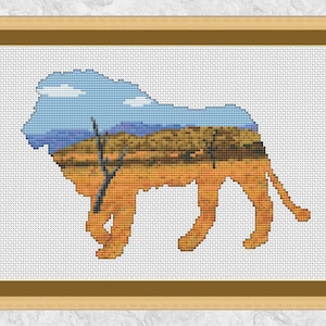 Op de afbeelding: Een kruissteekpatroon van een leeuw met een landschapsscene in zijn silhouet. Het landschap is een woestijnscene met een blauwe lucht en wolken.