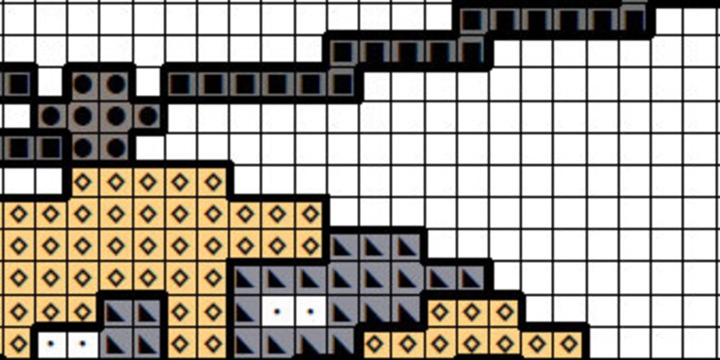 Pu&ograve; includere: Uno schema di punto croce con un gatto grigio e bianco su uno sfondo beige. Il gatto &egrave; seduto con la testa girata di lato e la coda arrotolata attorno al suo corpo.
