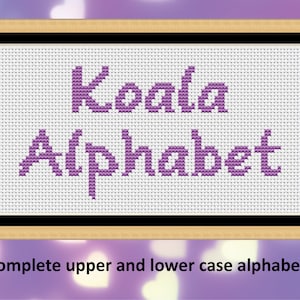 Può includere: Uno schema di punto croce con le parole "Koala Alphabet" in lettere viola su uno sfondo bianco. Lo schema include l'alfabeto completo in maiuscolo e minuscolo.