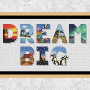 Może przedstawiać: Wzór na haft krzyżykowy z napisem "DREAM BIG", gdzie każda litera wypełniona jest innym obrazem krajobrazowym. Obrazy obejmują zachód słońca, plażę, rafę koralową, górę, rozgwieżdżone niebo i scenę z pingwinami.