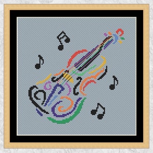 Könnte beinhalten: Ein farbenfrohes Kreuzstichmuster eines Violins mit Noten. Die Geige ist schwarz umrandet und mit Regenbogenfarben gefüllt. Die Noten sind schwarz.