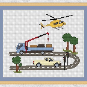 Pu&ograve; includere: Uno schema di punto croce con un elicottero giallo che vola sopra un camion blu con un braccio di gru, un pick-up bianco e due alberi verdi su una strada grigia con un semaforo.