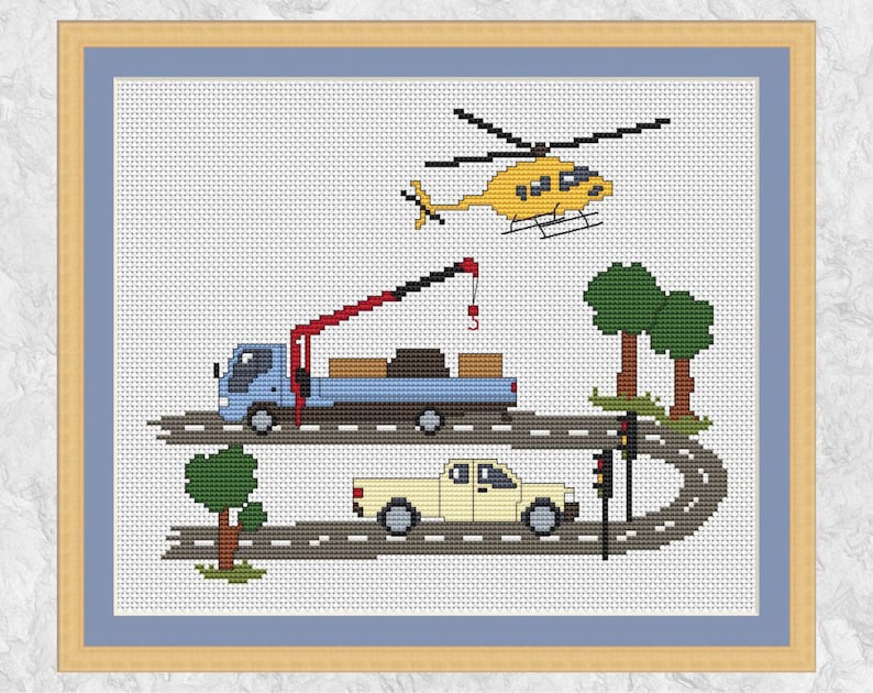 Pu&ograve; includere: Uno schema di punto croce con un elicottero giallo che vola sopra un camion blu con un braccio di gru, un pick-up bianco e due alberi verdi su una strada grigia con un semaforo.