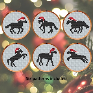 Paarden in kerstmutsen kruissteekpatronen, set van zes leuke patronen voor kaarten of kerstboom, instant download PDF