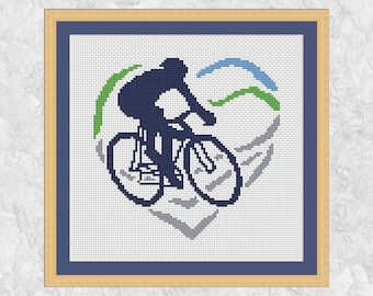 Può includere: Uno schema a punto croce di una persona che guida una bicicletta a forma di cuore con accenti verdi, blu e grigi.