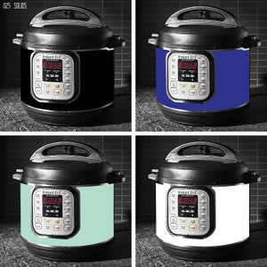 Può includere: Quattro multicooker Instant Pot in nero, blu, verde menta e bianco. Ogni cuocitore ha un display digitale e un pannello di controllo. Il testo "025 SOLIDS" è in alto a sinistra.