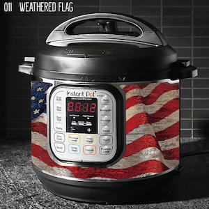 Puede incluir: Una olla a presión eléctrica Instant Pot con un diseño de bandera estadounidense desgastada. La pantalla digital muestra "88:88" y el panel de control tiene botones para Sopa, Carne, Guiso, Frijoles, Aves, Cocción lenta, Saltear, Nivel de presión, Mantener caliente, Yogur, Cocción a presión, Inicio diferido y Cancelar.
