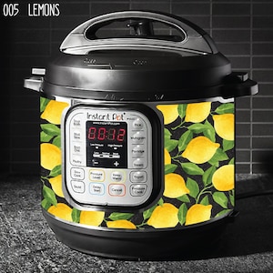 Puede incluir: Instant Pot negro con un diseño de impresión de limón. La pantalla digital muestra "88:88".