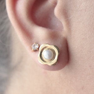 Pearl Flower Studs / Gold Pearl Studs / Pearl Earrings / 18k gold plated jewelry / Gift for her / Birthday Gift / Zodiac jewelry