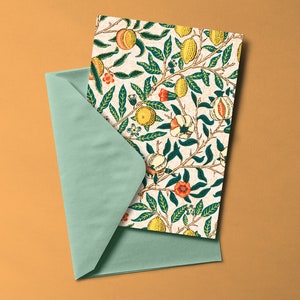 Puede incluir: Un sobre verde con un patr&oacute;n floral en la parte delantera. El patr&oacute;n presenta limones amarillos, flores rojas y hojas verdes sobre un fondo blanco.