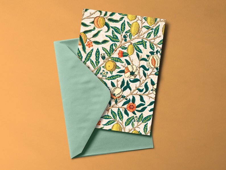 Puede incluir: Un sobre verde con un patr&oacute;n floral en la parte delantera. El patr&oacute;n presenta limones amarillos, flores rojas y hojas verdes sobre un fondo blanco.