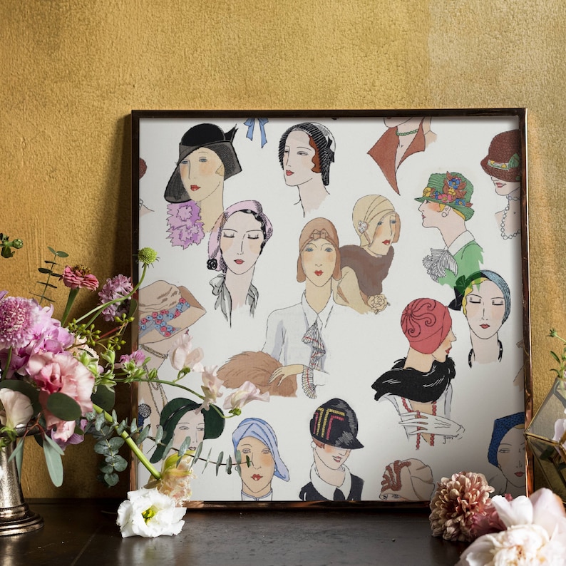 Op de afbeelding: Een ingelijst drukwerk met een verzameling vrouwen die verschillende hoeden en kleding dragen. De print is in vintage stijl en heeft een verscheidenheid aan kleuren en patronen.