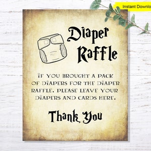 Peut inclure: Une affiche imprimable pour une tombola de couches. L'affiche a un fond de parchemin vintage avec du texte noir qui dit "Tombola de couches". Elle comprend également un dessin d'une couche et le texte "Si vous avez apporté un paquet de couches pour la tombola de couches, veuillez laisser vos couches et vos cartes ici. Merci."