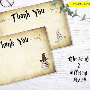 Puede incluir: Dos tarjetas de agradecimiento de estilo vintage con aspecto de papel pergamino. Una tarjeta presenta una ilustración del Sombrero Seleccionador, la otra un búho con una bufanda y un sombrero de mago. Las tarjetas tienen el texto "Thank You" en fuente gótica.