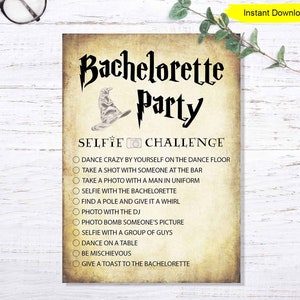 K&ouml;nnte beinhalten: Eine druckbare Bachelorette Party Selfie Challenge-Spielkarte mit Vintage-Pergamentpapier-Optik. Die Karte zeigt eine stilisierte Hutgrafik und eine Liste lustiger Herausforderungen, darunter Selfies und Tanzen.