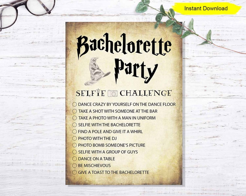 K&ouml;nnte beinhalten: Eine druckbare Bachelorette Party Selfie Challenge-Spielkarte mit Vintage-Pergamentpapier-Optik. Die Karte zeigt eine stilisierte Hutgrafik und eine Liste lustiger Herausforderungen, darunter Selfies und Tanzen.